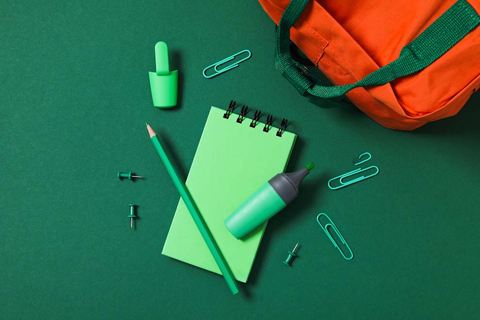 Material de escritório sobre fundo verde