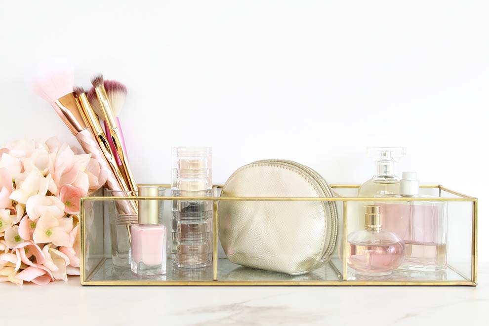 Organizador de maquiagem com perfumes e acessórios