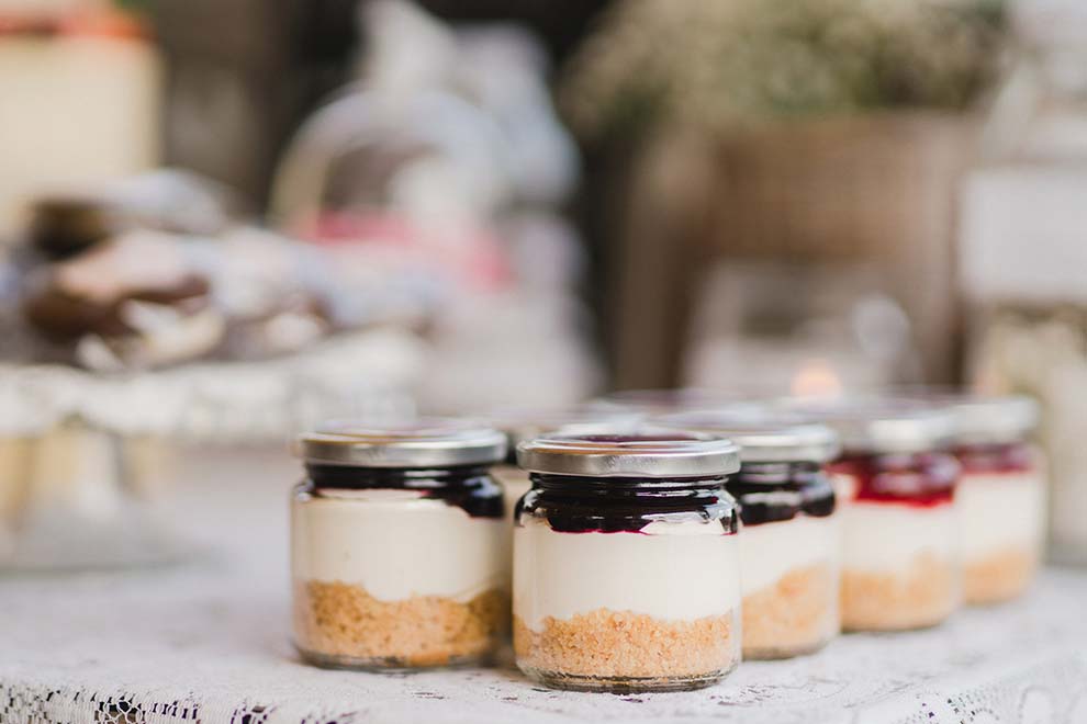 Potes de sobremesa com camadas de crème e frutas
