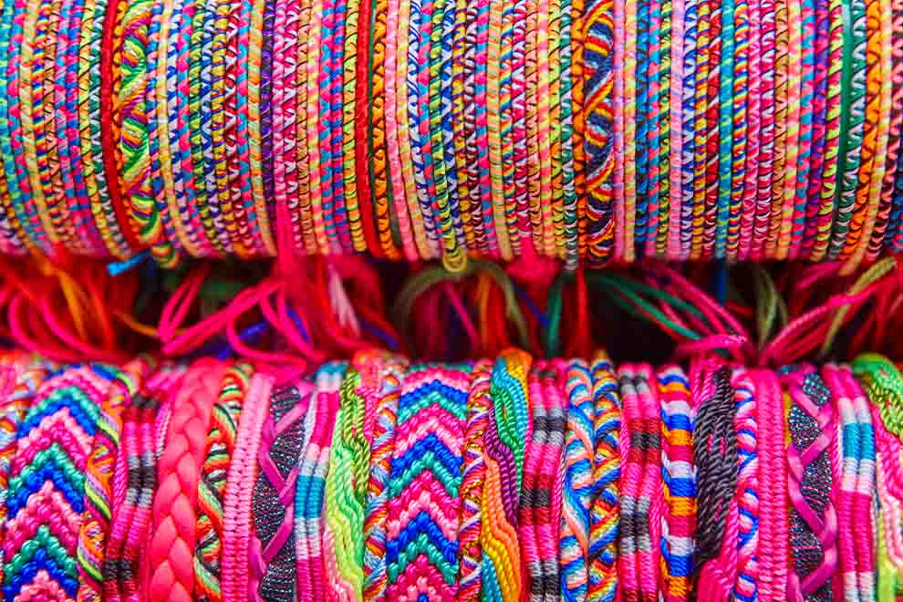 Pulseiras coloridas de fios entrelaçados