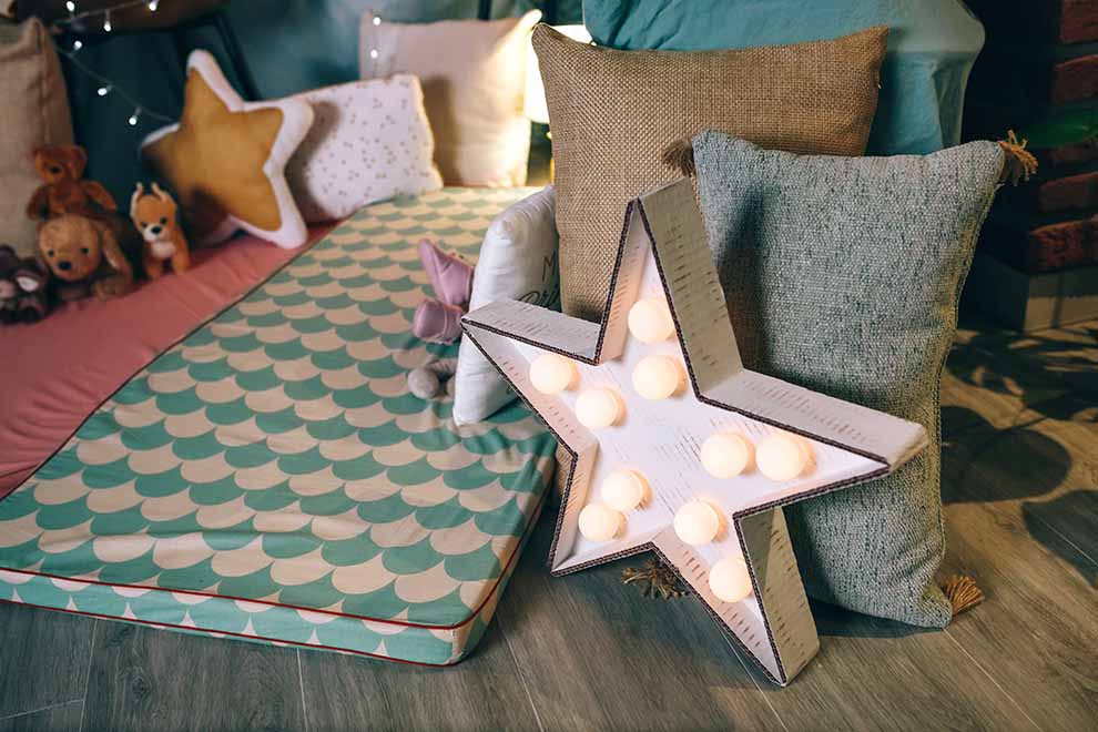 Canto de quarto infantil com cama e almofadas