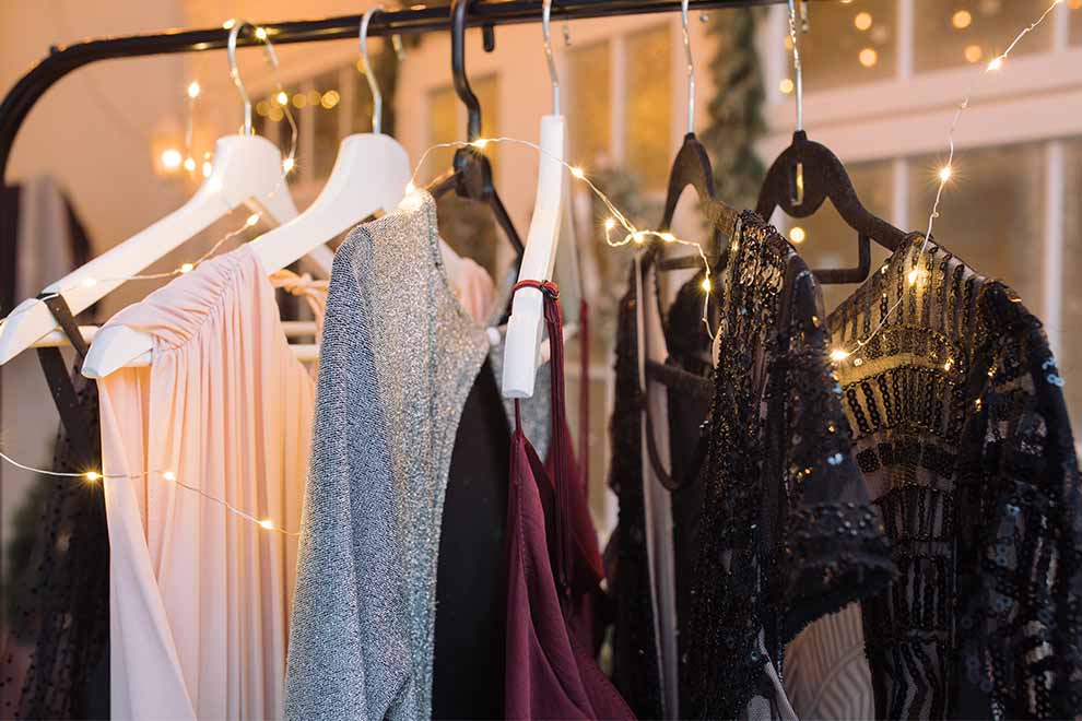 Roupas penduradas com luzes decorativas