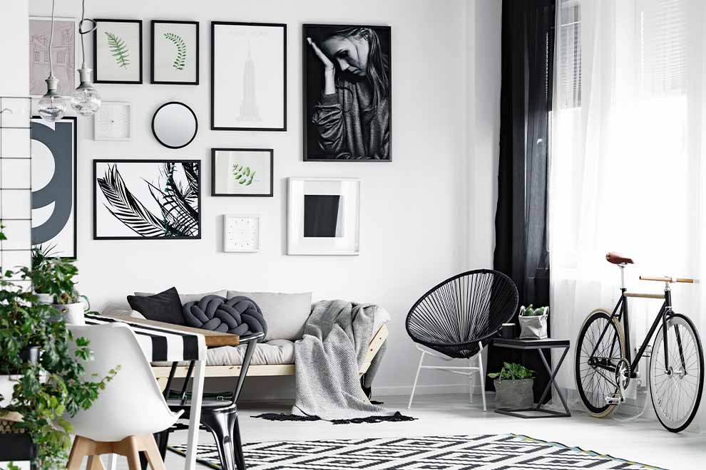 Sala moderna com quadros e decoração minimalista
