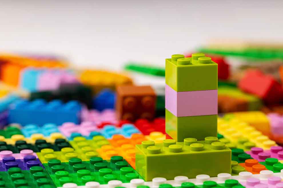 Livros infantis coloridos sobre oceanos e gatos