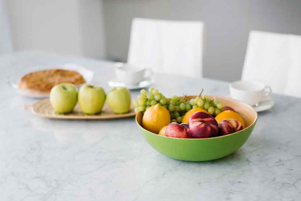 Organize os alimentos com potes e fruteiras