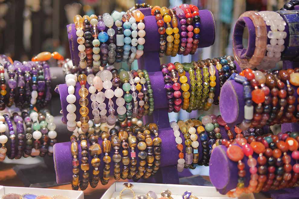 pulseiras coloridas de muçanda em vitrine