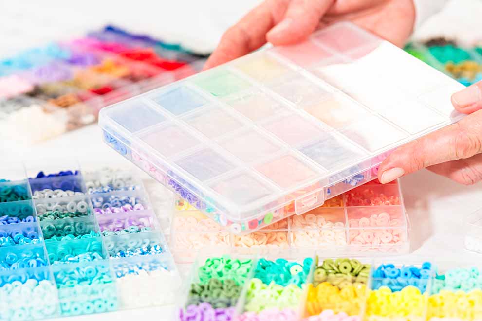 caixa de miçangas coloridas