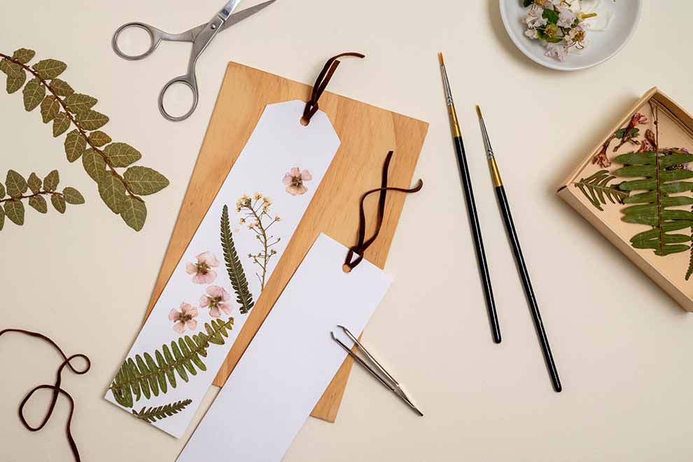 marcadores de páginas com folhas pintadas e pincéis