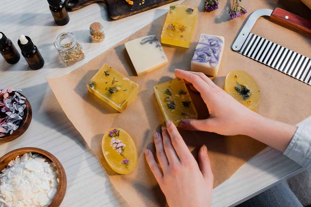 Sabonetes artesanais com detalhes em flor