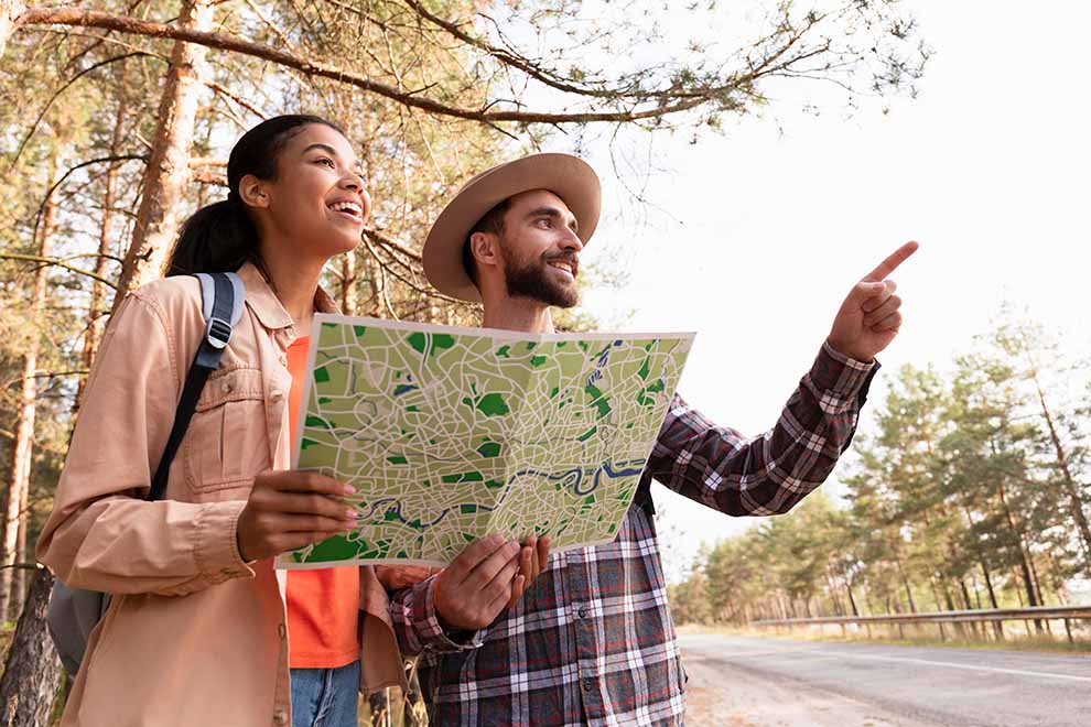 Casal viajando enquanto veem um mapa juntos.