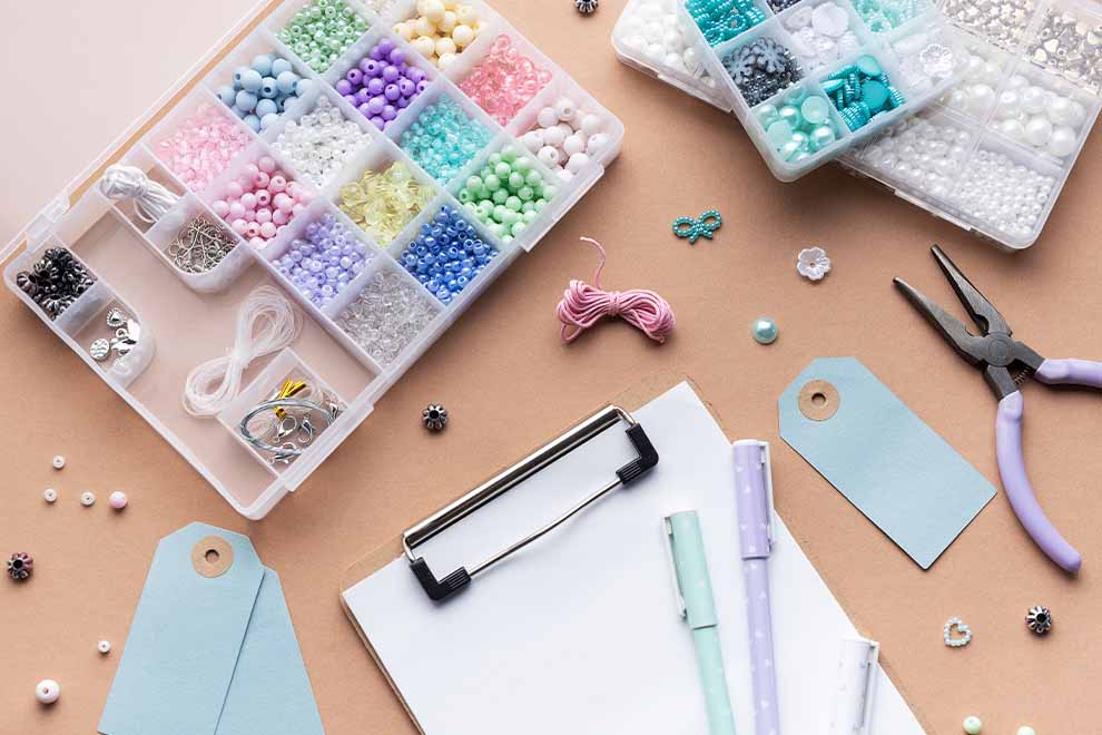 Kit com vários itens de pintura e artesanato em cima de uma mesa de madeira com papel de gramatura alta.
