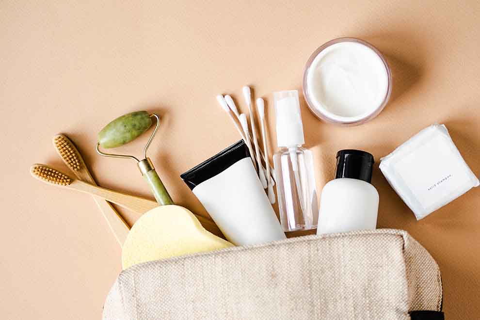 Uma pequena bolsa com itens para cuidados pessoais em um fundo colorido e caloroso.