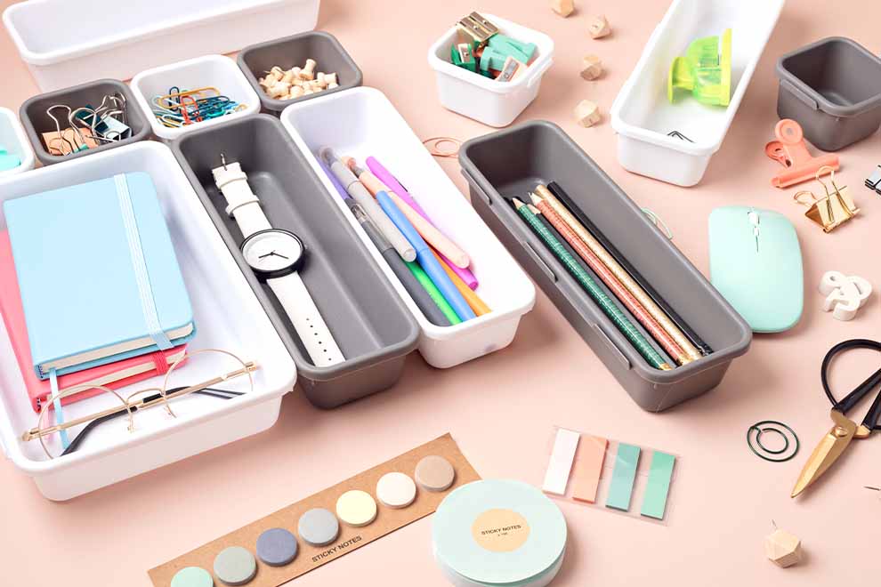 Organização de materiais de escritório em caixa.