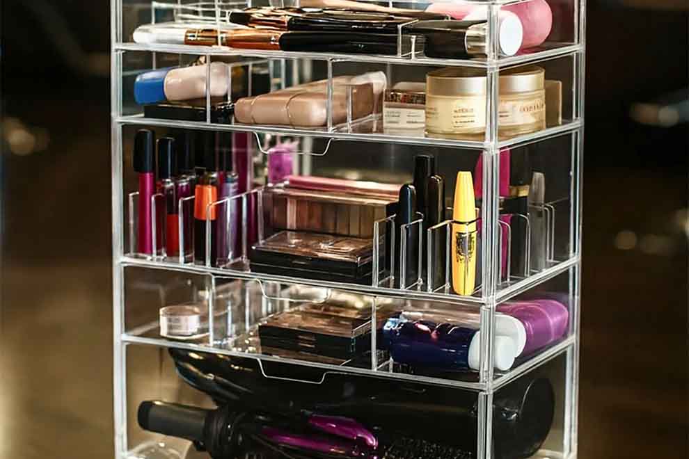 Organizador de maquiagem com diversos produtos de beleza.