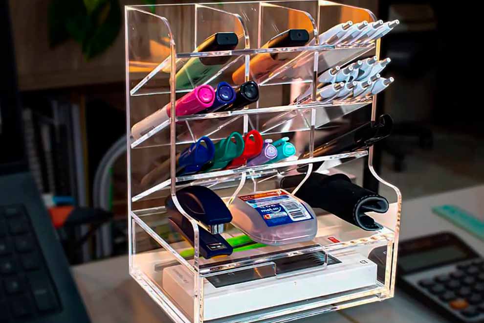 Organizador de mesa com canetas e grampeador