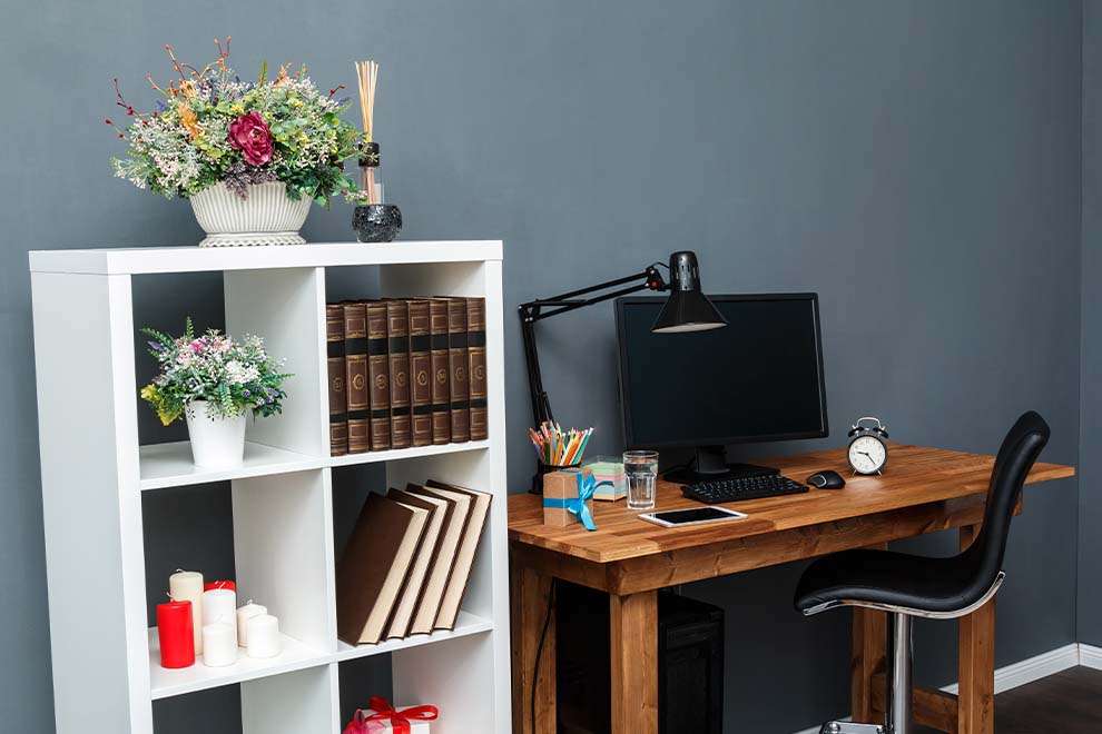 Escritório moderno com decoração e plantas