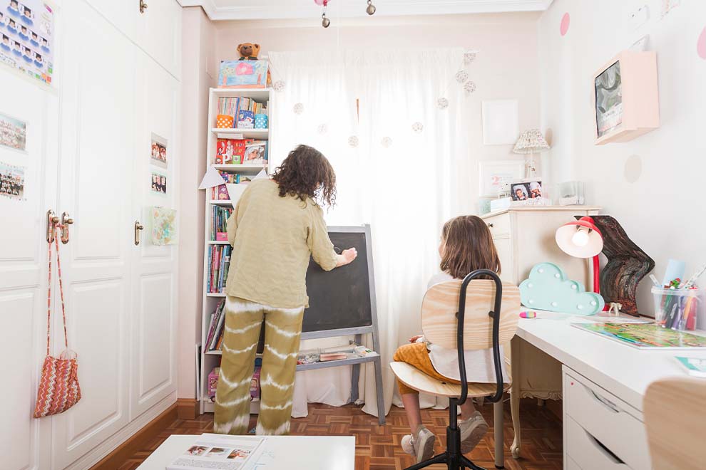 Crianças estudando em um quarto criativo e iluminado