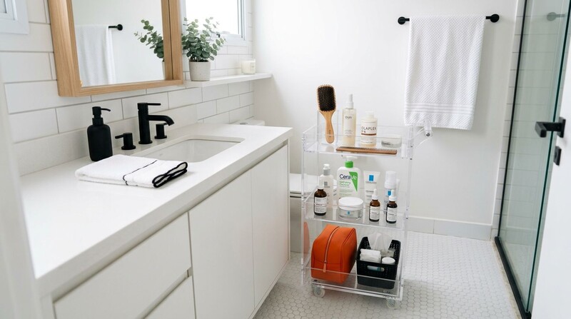 Banheiro moderno com produtos de beleza organizados.