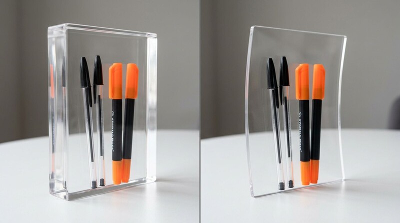 Conjunto de canetas em suporte transparente