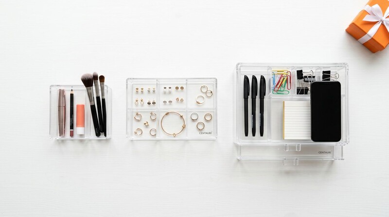 Organização de estojo com cosméticos e materiais de escritório.