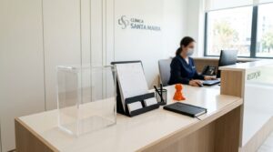Recepção da Clínica Santa Maria com funcionária
