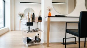 Ambiente minimalista de salão de beleza com produtos de cabelo.