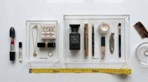 Produtos de beleza e acessórios organizados em bandejas
